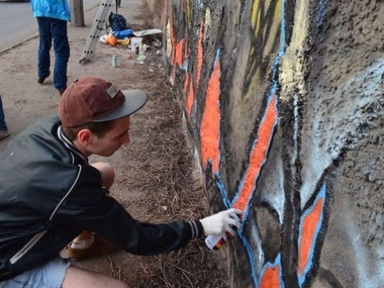 Работа над граффити в Кривом Роге