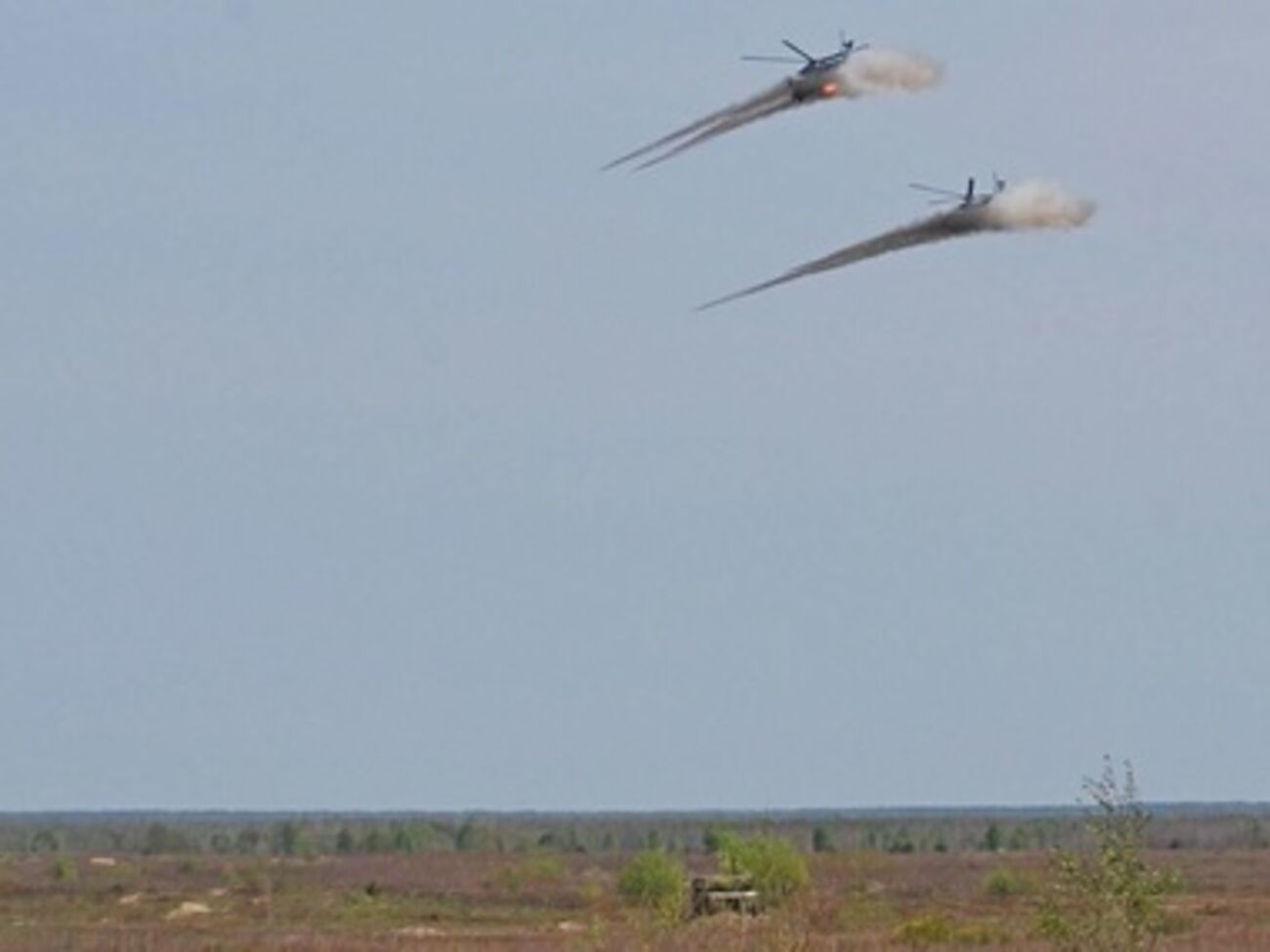 Экипажи армейской авиации Сухопутных войск Вооруженных сил Украины во время плановых полетов