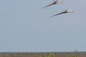 Экипажи армейской авиации Сухопутных войск Вооруженных сил Украины во время плановых полетов