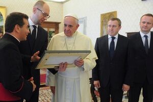 В украинскую делегацию также вошли министр иностранных дел Андрей Дещица и министр Кабинета министров Остап Семерак.