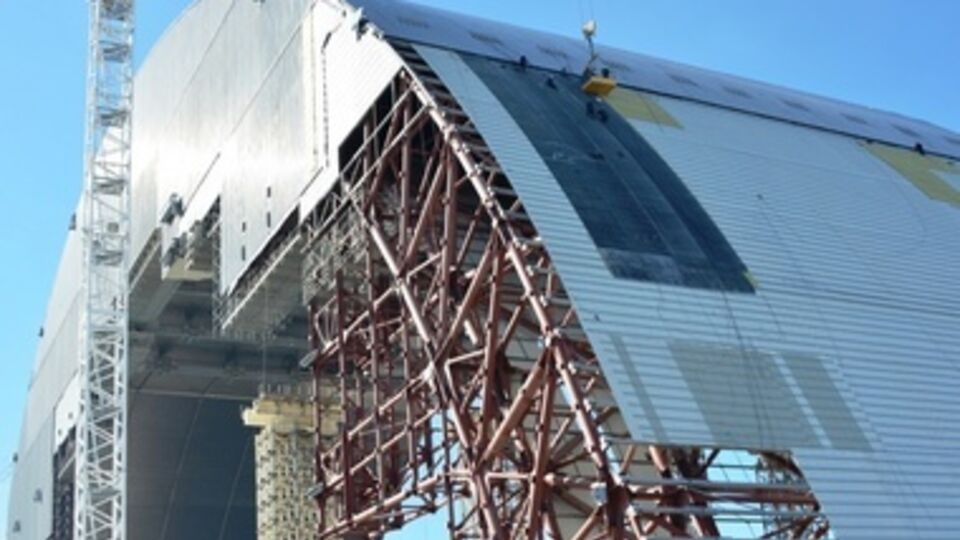Над ЧАЭС продолжают возводить новое защитное сооружение