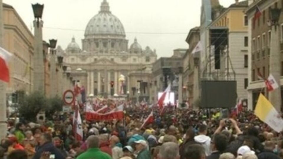 Площадь Святого Петра переполнена людьми