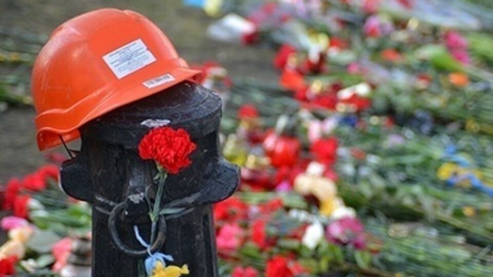 На улицу Институтскую в Киеве до сих пор несут цветы в память о погибших на Майдане