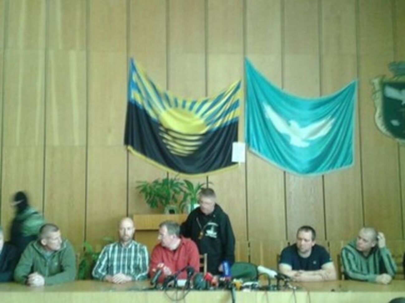 Захваченные эксперты ОБСЕ дают пресс-конференцию