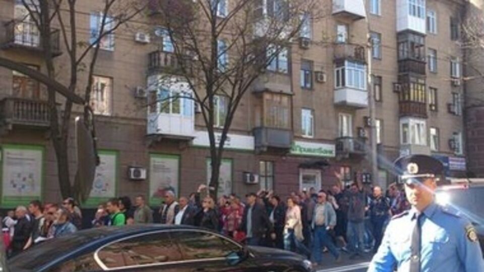 Около 300-400 человек движутся по проезжей части, частично перекрыв движение