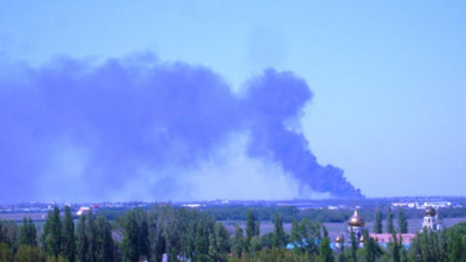Предположительно, пожар начался на складе химикатов