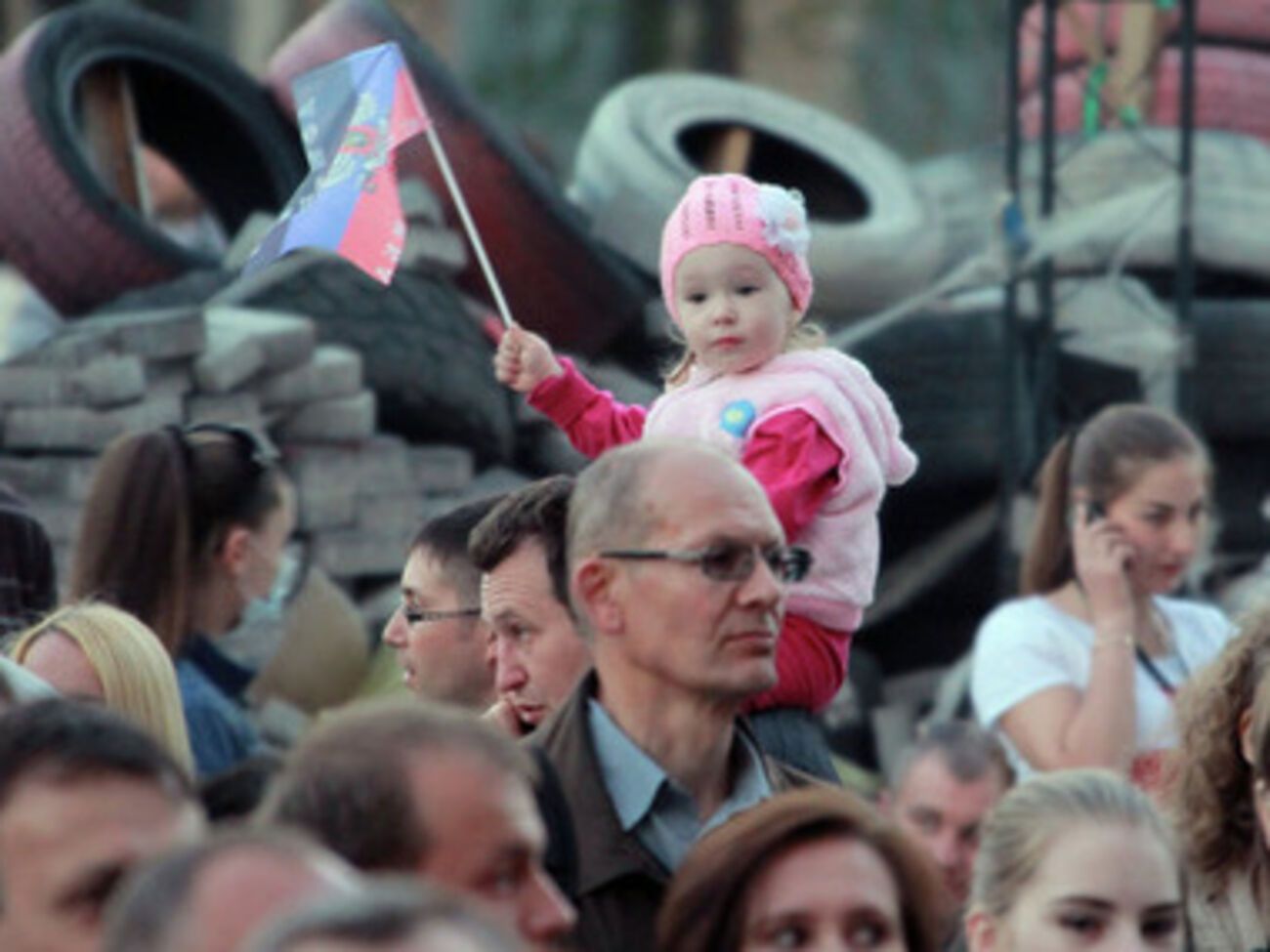 В Донецке 27 апреля около 300 человек митинговали за референдум