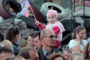 В Донецке 27 апреля около 300 человек митинговали за референдум