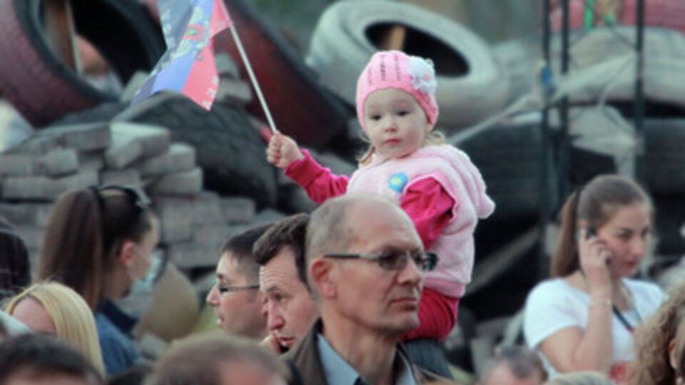 В Донецке 27 апреля около 300 человек митинговали за референдум