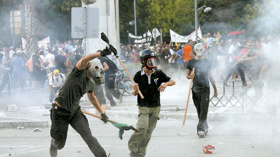 Безработица в Греции достигла 27%