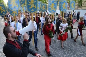 Шествие, которое должно было пройти молча, возглавил мужчина с рупором, выкрикивавший патриотические лозунги