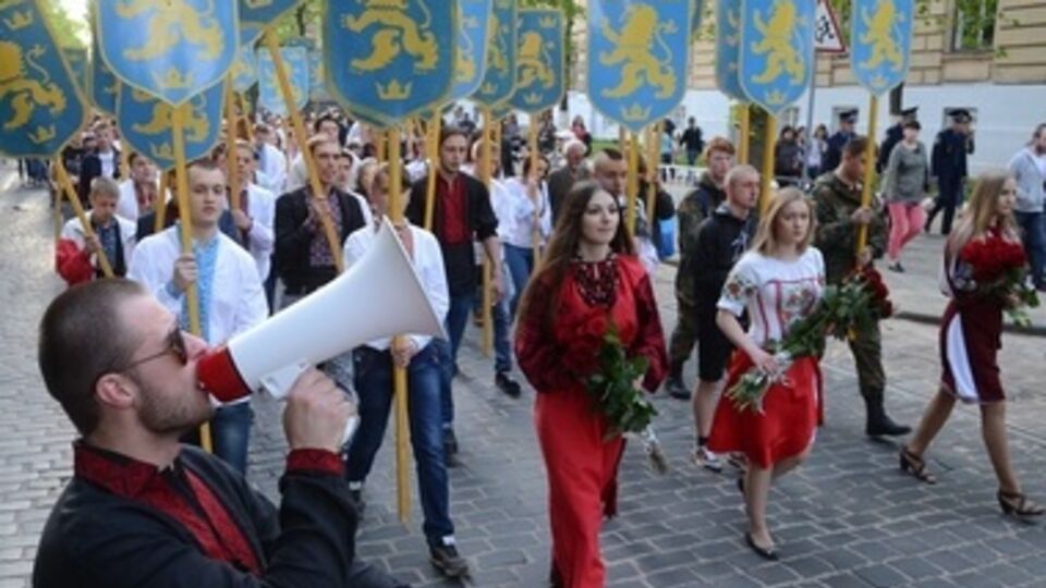 Шествие, которое должно было пройти молча, возглавил мужчина с рупором, выкрикивавший патриотические лозунги