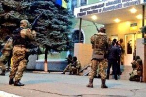 30 вооруженных автоматами боевиков находятся в мэрии и милиции