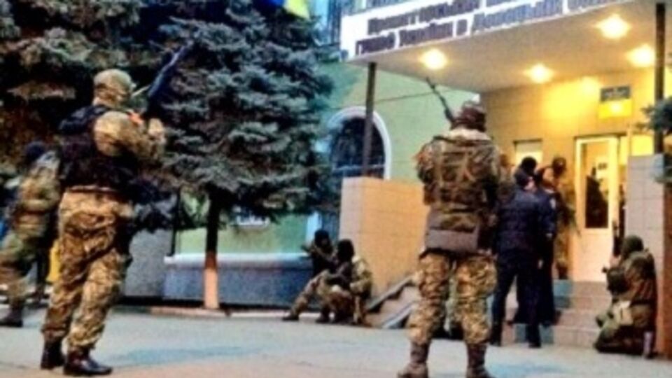 30 вооруженных автоматами боевиков находятся в мэрии и милиции