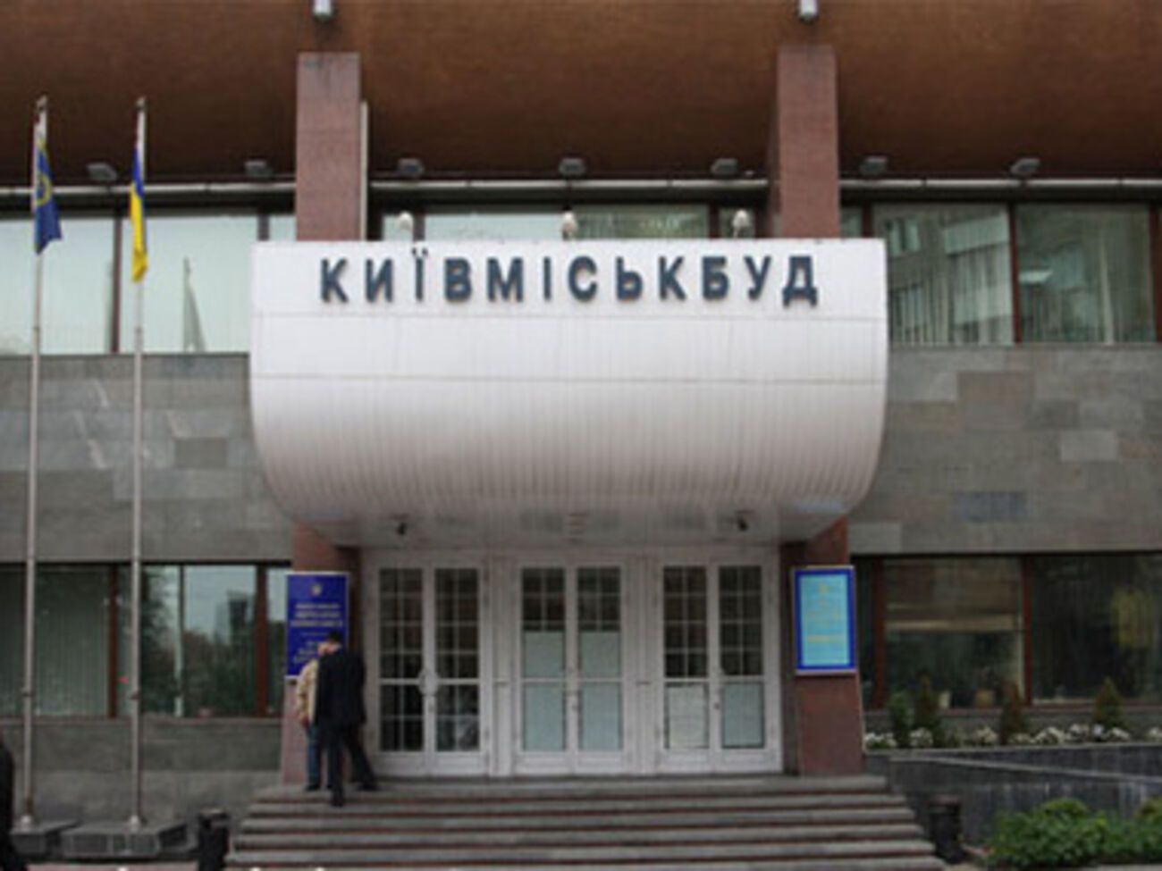 "Киевгорстрой" штурмуют неизвестные люди