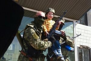 Вооруженные сепаратисты захватили горсовет и милицию в Константиновке. Фоторепортаж