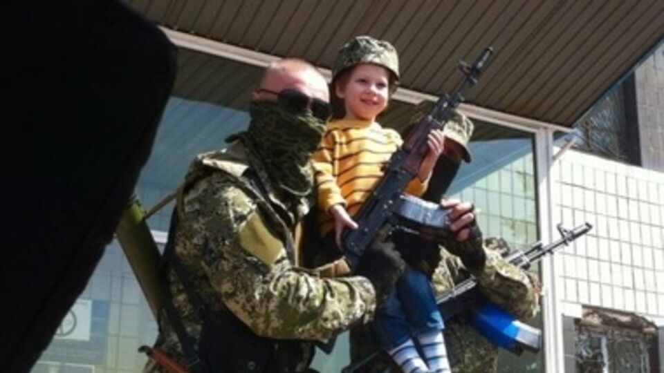 Вооруженные сепаратисты захватили горсовет и милицию в Константиновке. Фоторепортаж