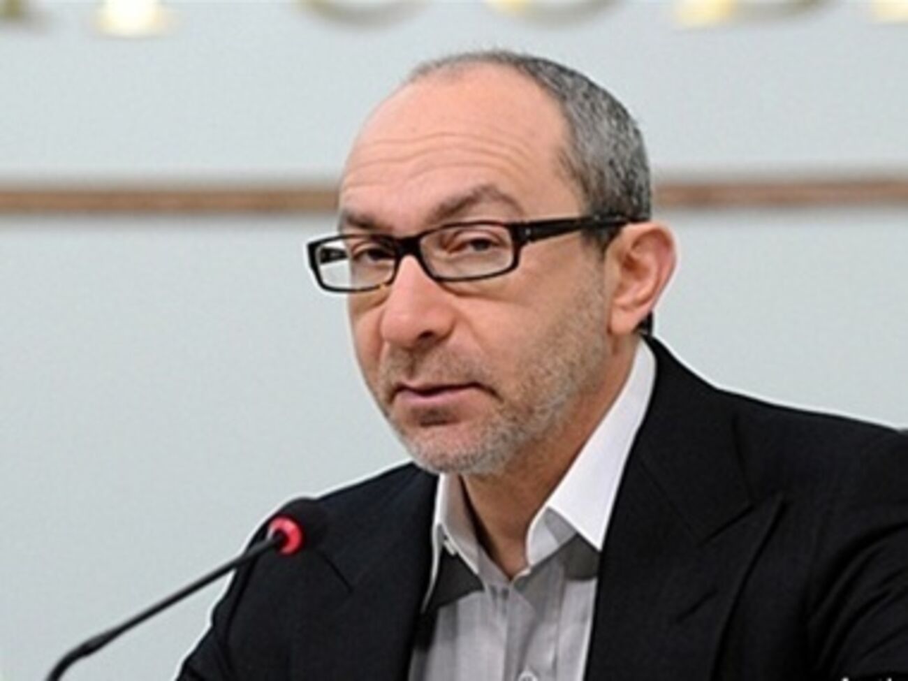 Рядом с Геннадием Кернесом находится бригада реаниматологов