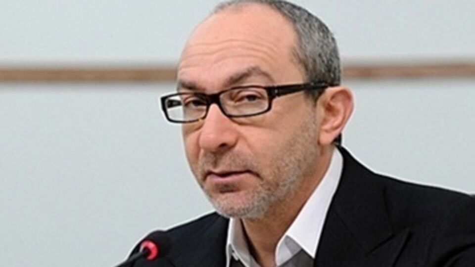 Рядом с Геннадием Кернесом находится бригада реаниматологов