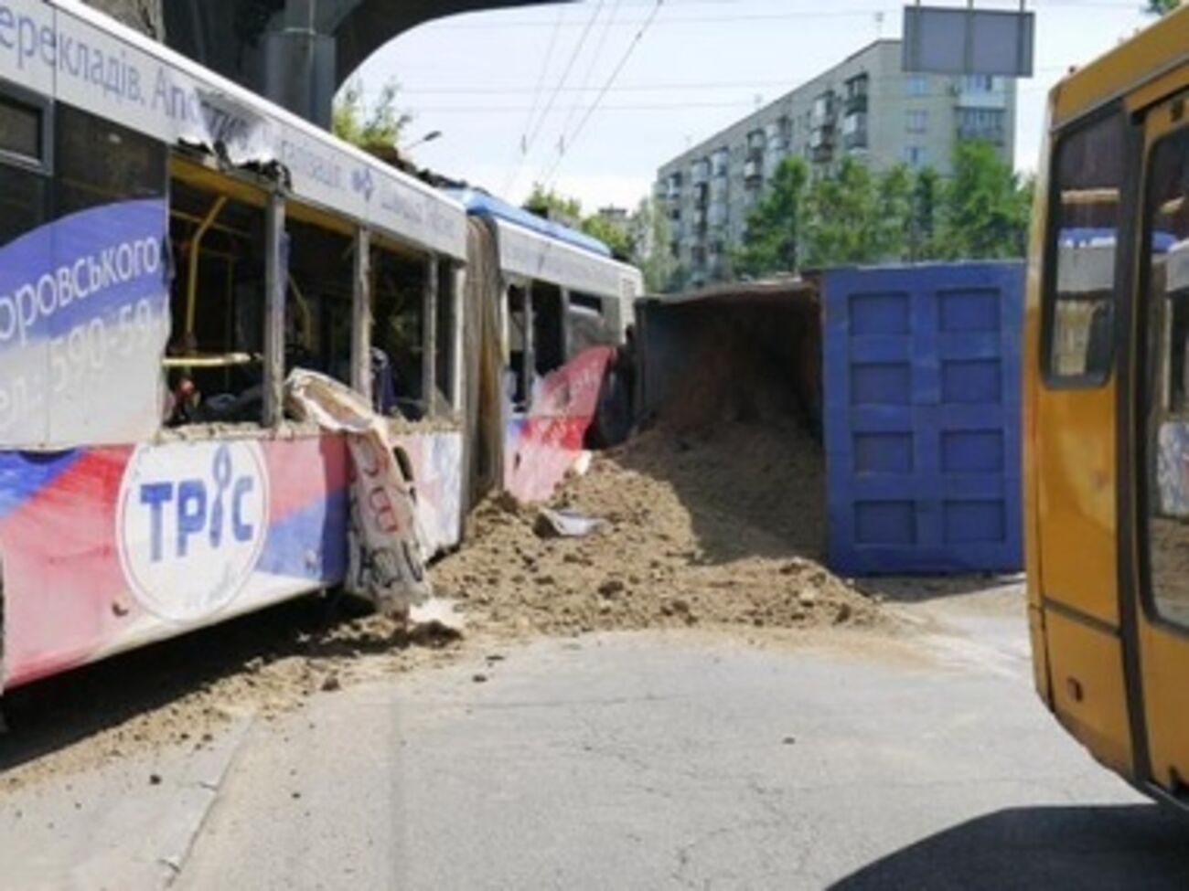 Грузовик перевозил 30 тонн песка