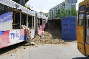 Грузовик перевозил 30 тонн песка
