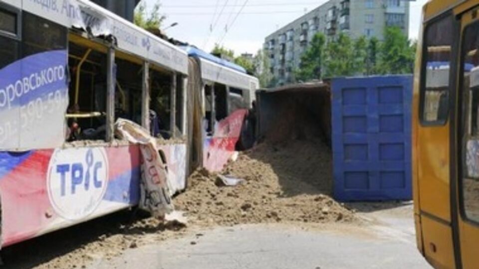 Грузовик перевозил 30 тонн песка