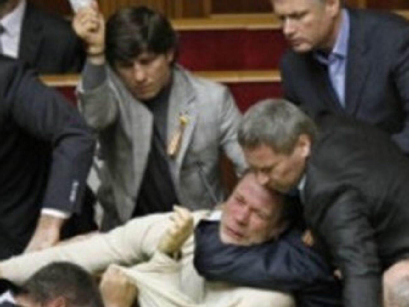 Московским полицейским не удалось разогнать митинг в Севастополе. Видео