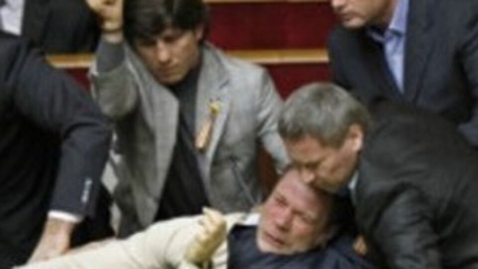 Московским полицейским не удалось разогнать митинг в Севастополе. Видео