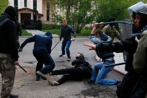 Участников мирного митинга избивали группами