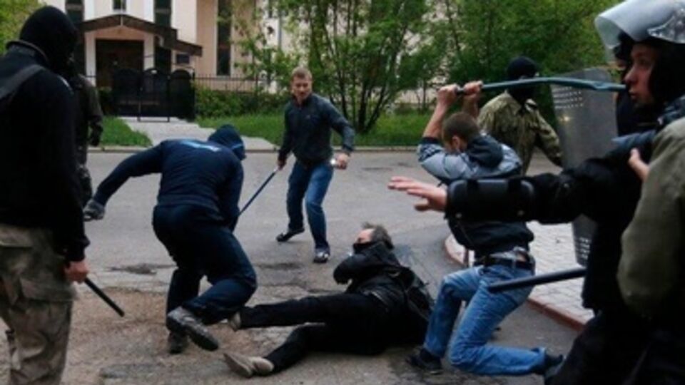 Участников мирного митинга избивали группами