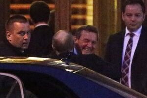 Шредер и Путин обнимаются по поводу встречи.