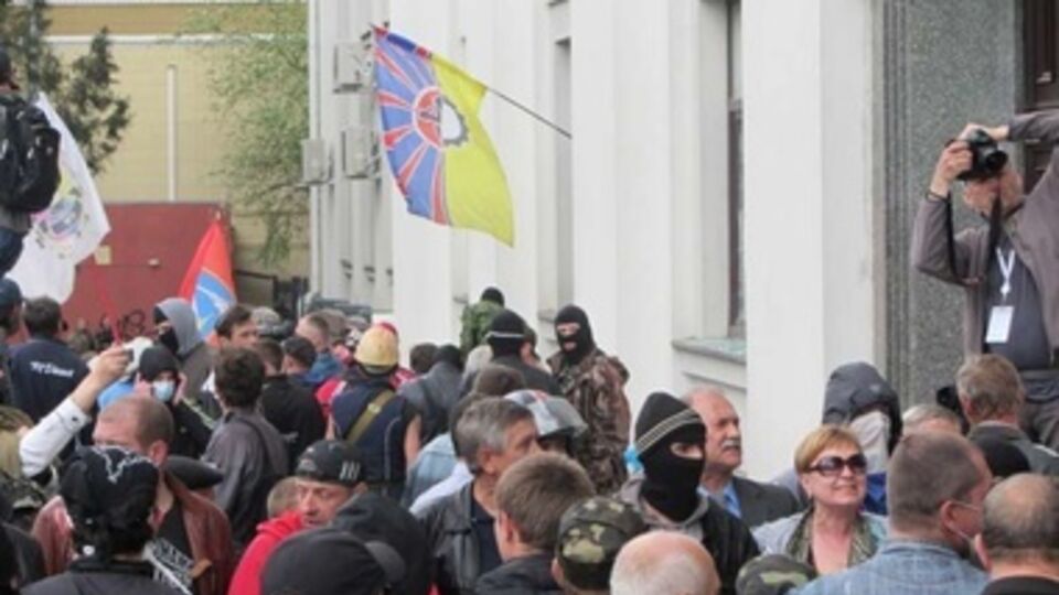 В Луганске сепаратисты продолжают захватывать здания