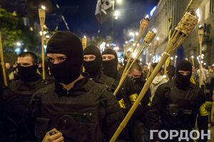 Возглавляли шествие активисты в черных бронежилетах и балаклавах