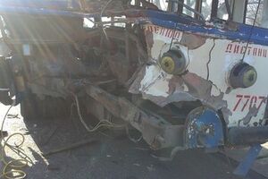 В Крыму российский "Тигр" врезался в троллейбус