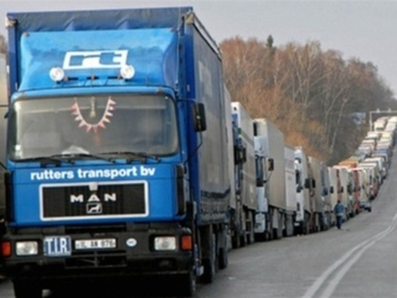 Очереди на выезд с материковой Украины растянулись на четыре километра