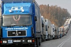 Очереди на выезд с материковой Украины растянулись на четыре километра