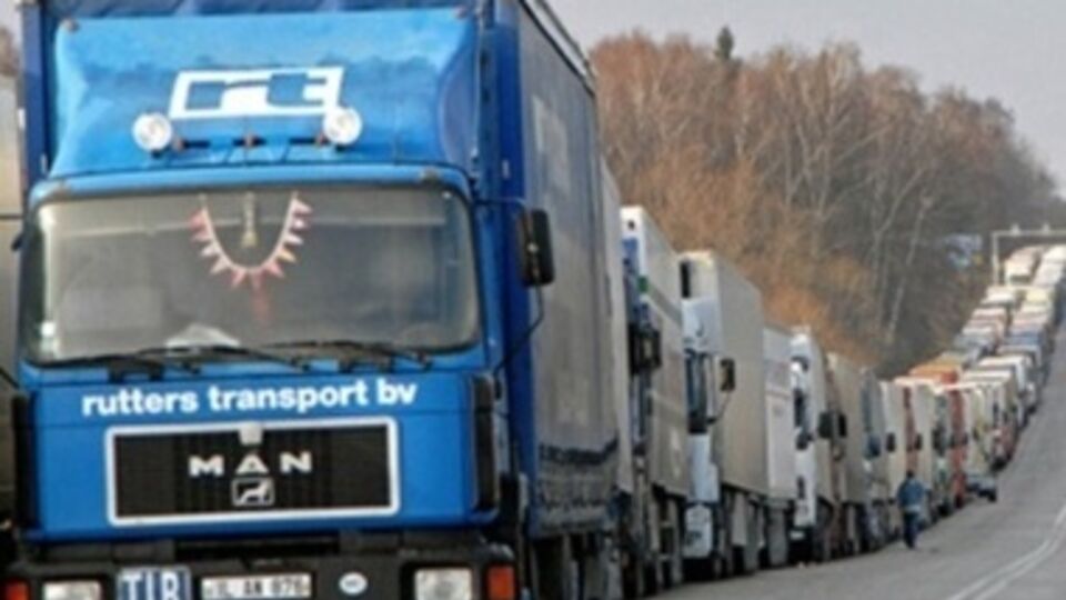 Очереди на выезд с материковой Украины растянулись на четыре километра