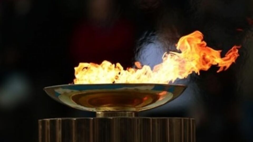 Огонь юношеских Олимпийских игр --- 2014 зажгли на историческом беломраморном стадионе "Панатинаикос" в Афинах, где в 1896 году прошла первая современная Олимпиада