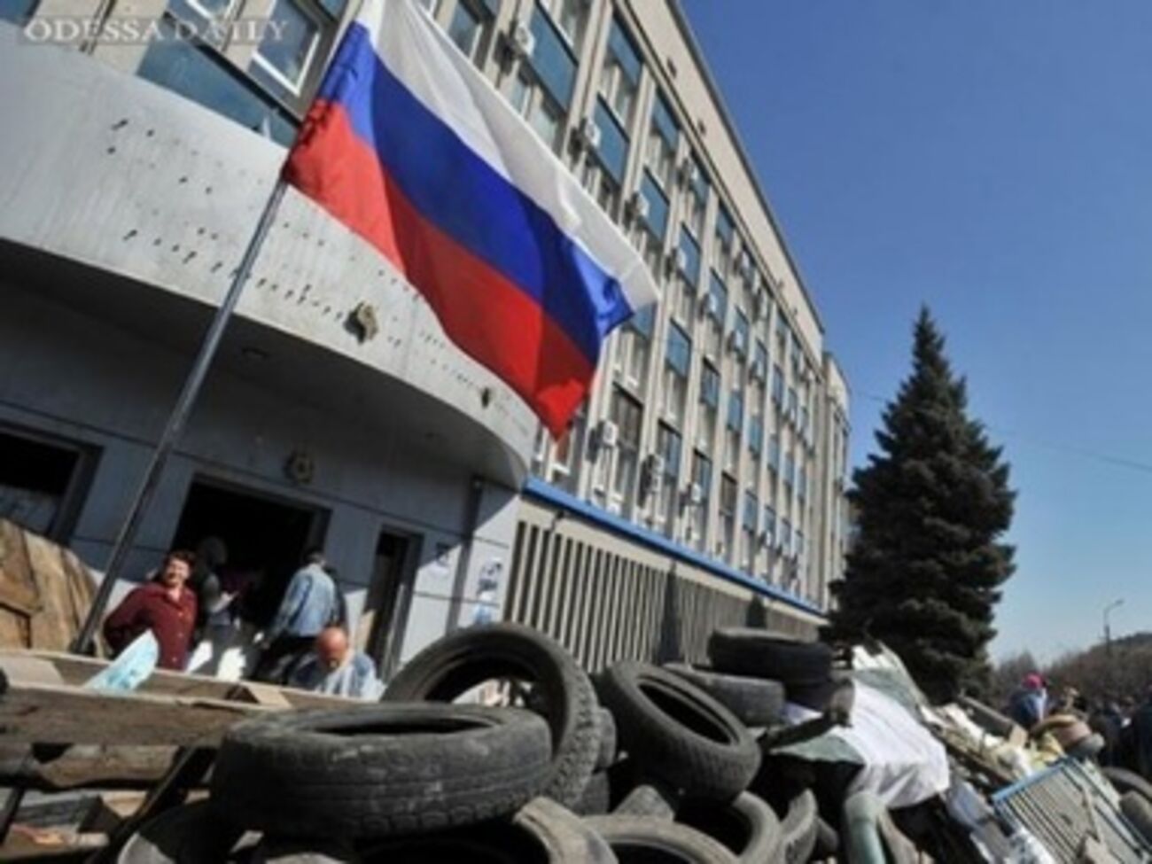 Сепаратисты также попытались взломать сейф с документами.