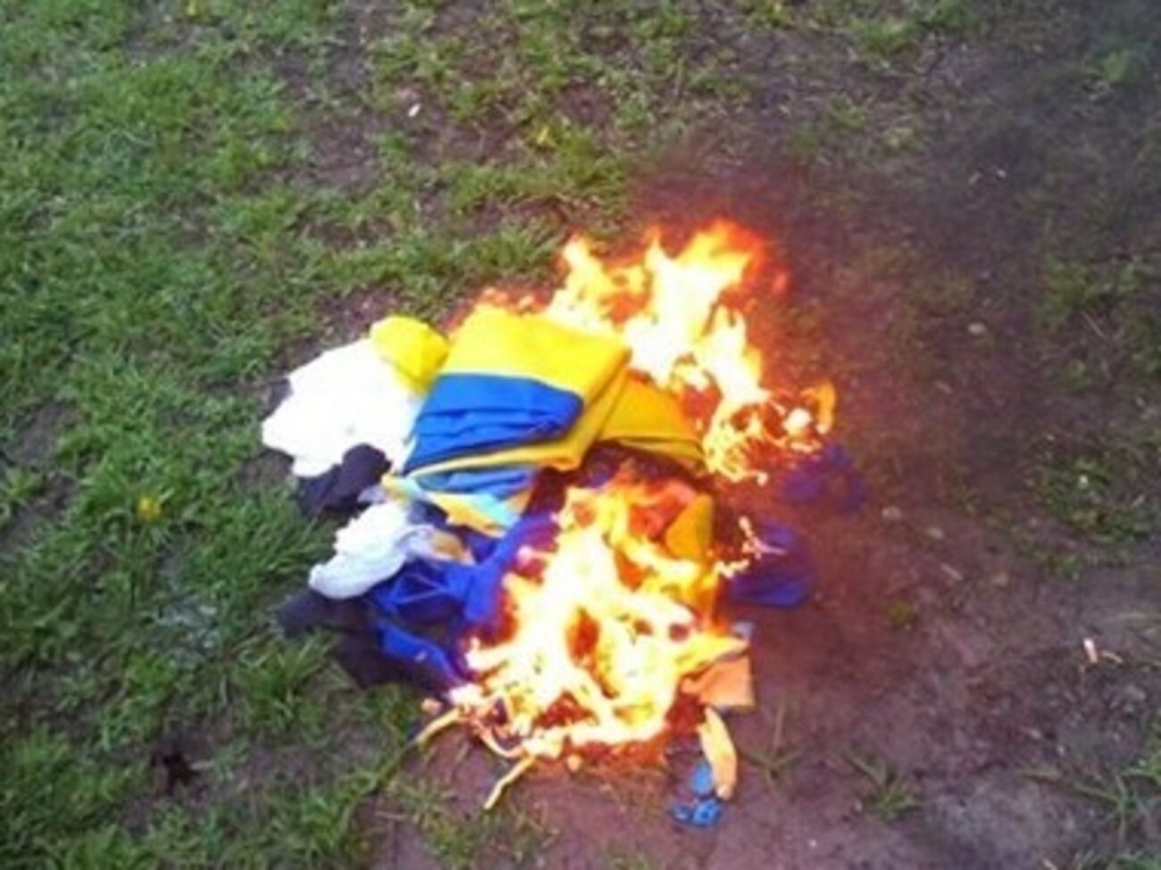 Сожжение с мусором государственного символа Украины Генпрокуратура расценила как хулиганство