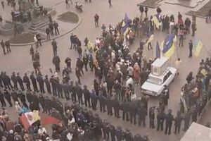 Протестующих разделяет кордон