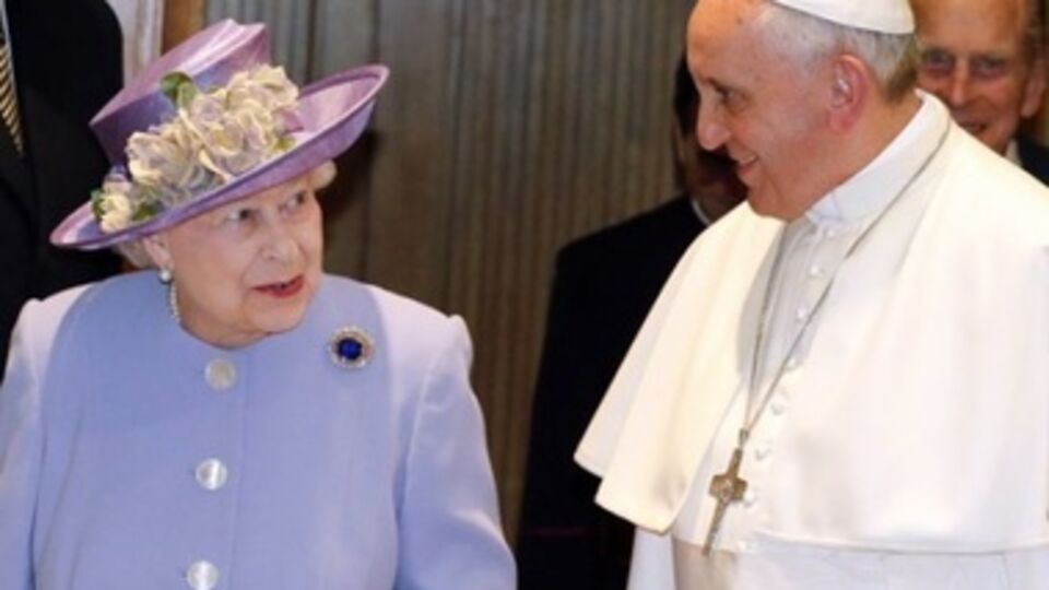 Британская королева Елизавета II впервые встретилась с понтификом Франциском в Италии