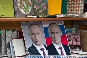 В симферопольские магазины завезли портреты Путина и карту России – без Крыма. Фоторепортаж