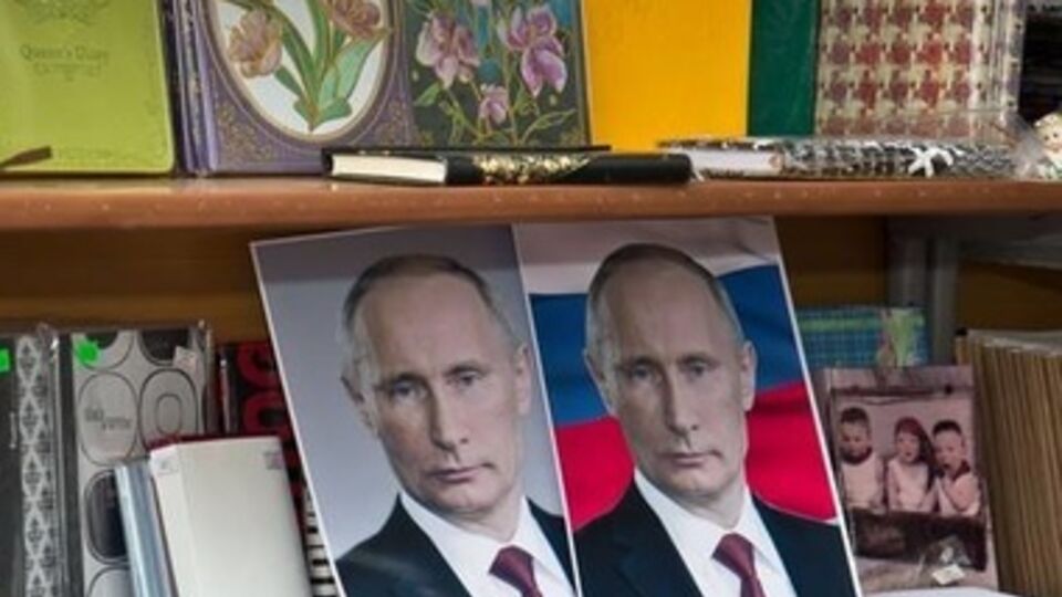 В симферопольские магазины завезли портреты Путина и карту России – без Крыма. Фоторепортаж