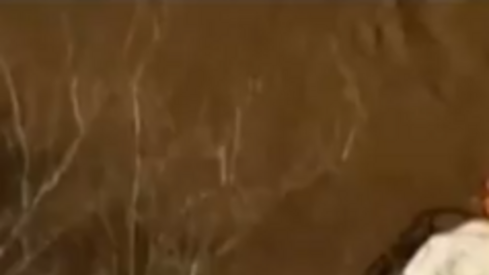 Пожарные спасли мужчину, который застрял на крыше своей машины