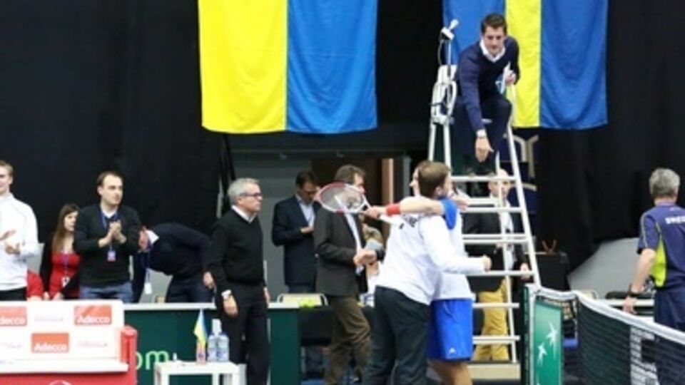 Украина ведет в поединке со шведами