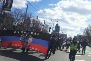 В Донецке митингующие требуют проведения референдума о статусе Донецкой области