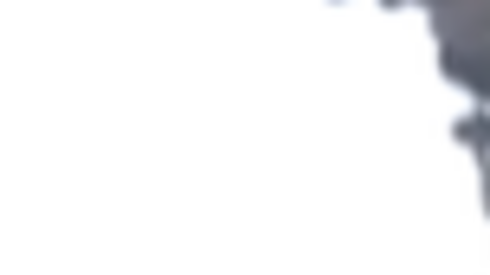 Разобранную брусчатку восстанавливают коммунальные службы вместе с активистами