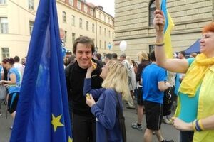 Организаторы акции также предлагали зрителям разрисовать лицо в цветах украинского и чешского национальных флагов