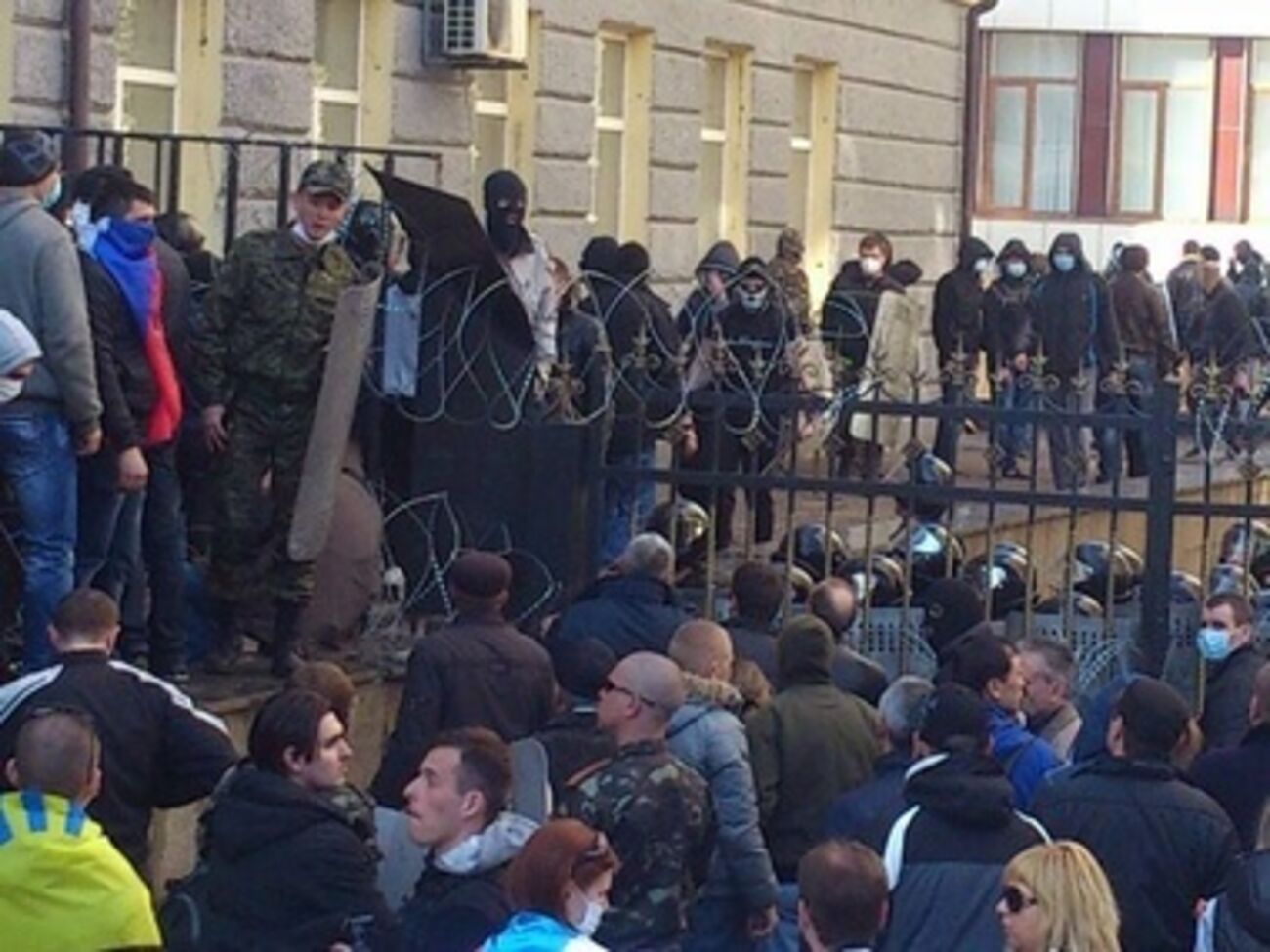 Люди скандируют пророссийские лозунги, держат в руках флаги Российской Федерации